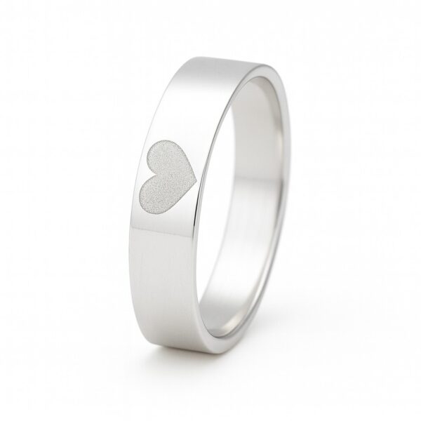 Obrączka srebrna płaska z grawerowanym serduszkiem 4 mm próba 925